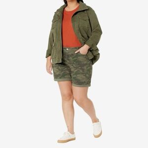 NWT Levi’s Plus Mid Length Camo Jean Shorts